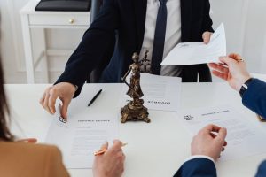 Jak wybrać dobrego adwokata?