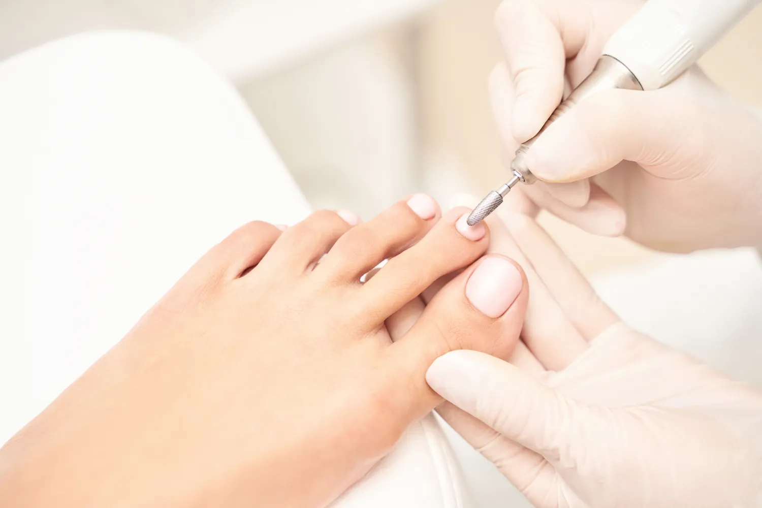 Pedicure leczniczy - czym jest i co warto wiedzieć na jego temat?